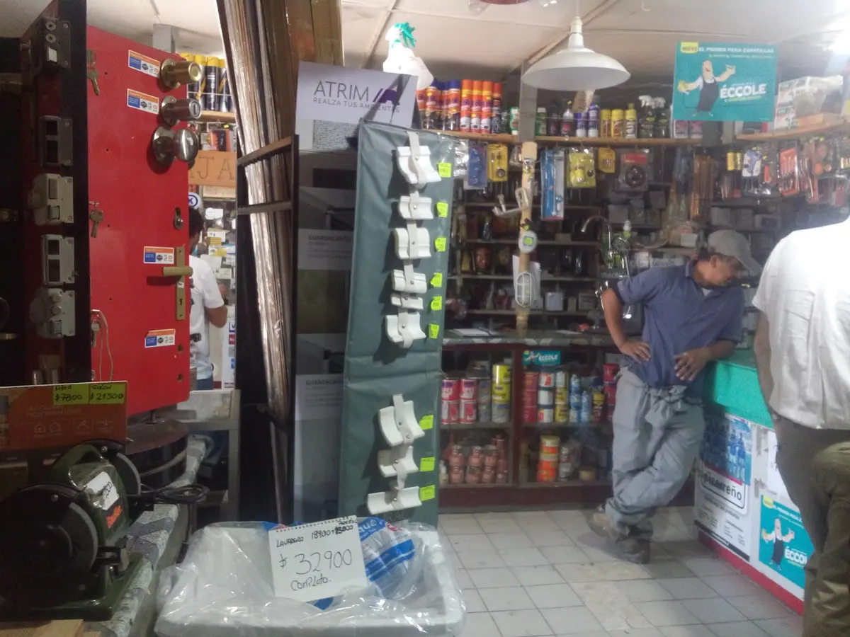 Mesón de atención de Ferretería Ávila con mercadería al fondo