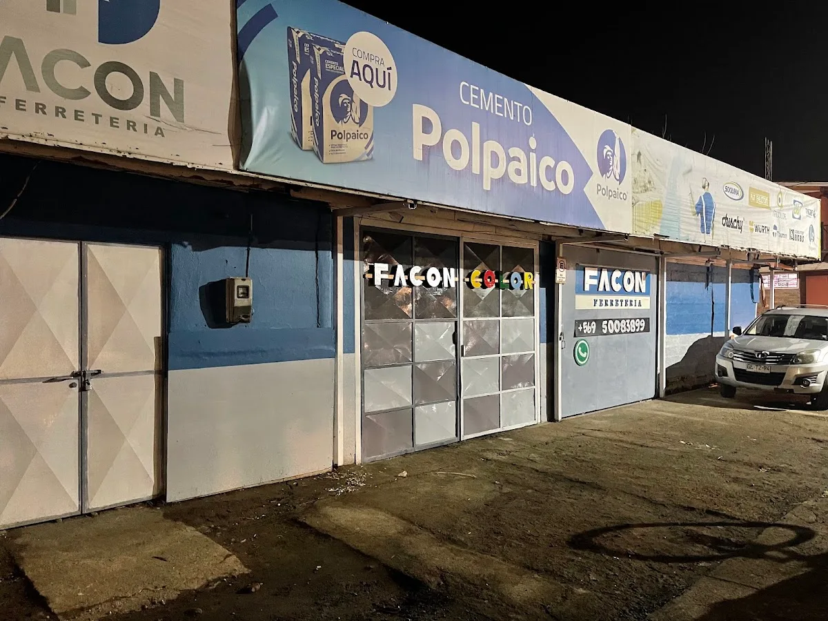 Fachada de Ferretería Facón de noche con el letrero de cemento Polpaico y el teléfono pintado en el muro