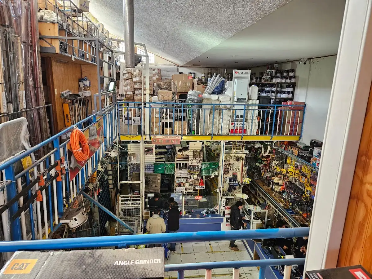 Interior de Ferretería Facón: dos pisos de estantes llenos de herramientas, insumos y la caja al fondo