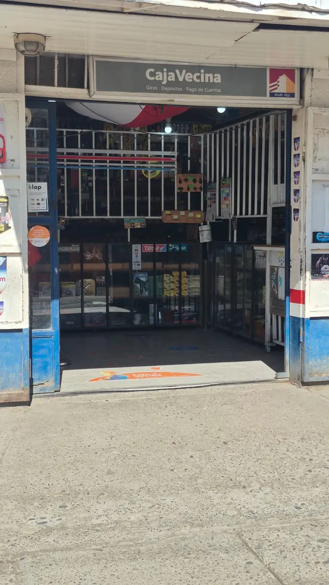 Entrada de Ferretería La Esperanza en Feliciano Silva, con puerta azul y letrero de CajaVecina