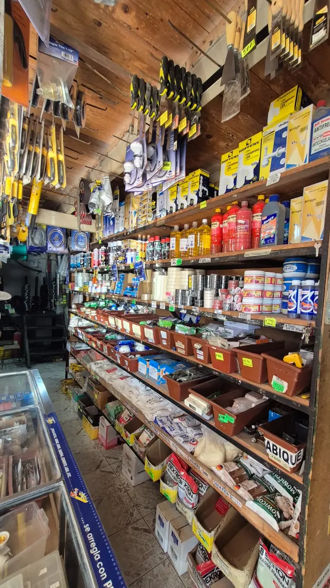 Pasillo de Ferretería La Esperanza con repisas llenas de productos