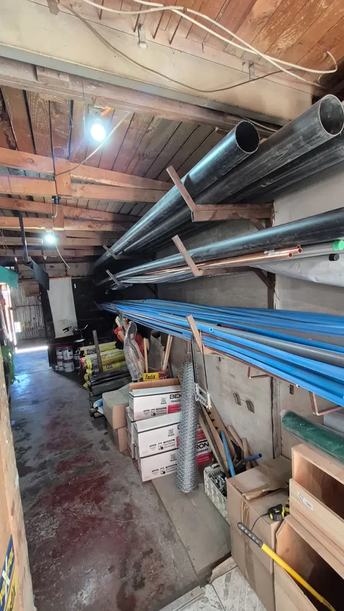Materiales y cañerías en el interior de La Esperanza