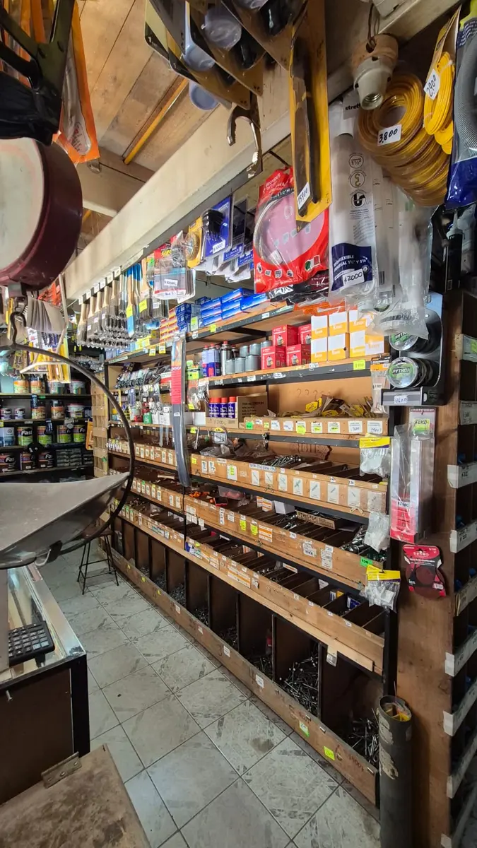 Repisas con productos de ferretería en La Esperanza