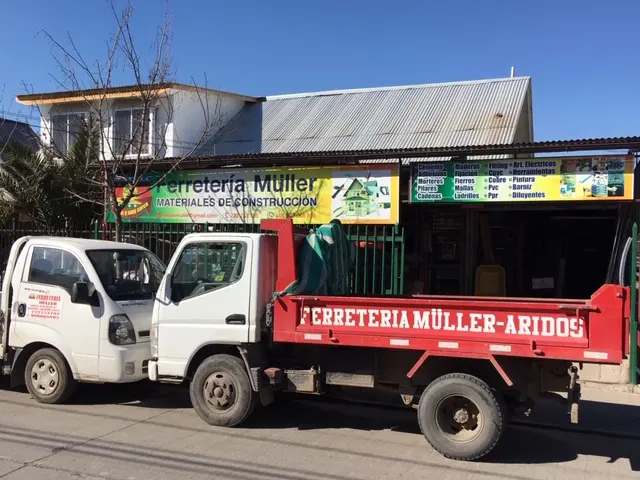 Entrada de Ferretería Müller con productos de ferretería en las vitrinas