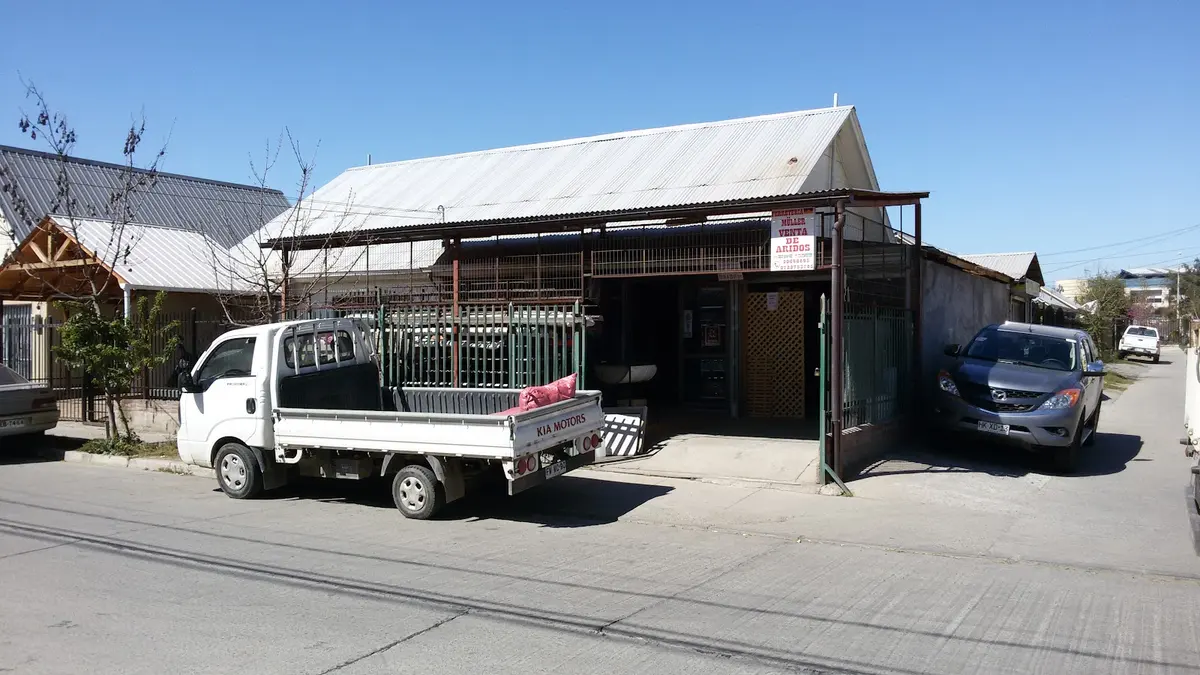 Camión rojo de Ferretería Müller estacionado frente al local en Rafael Sanzio