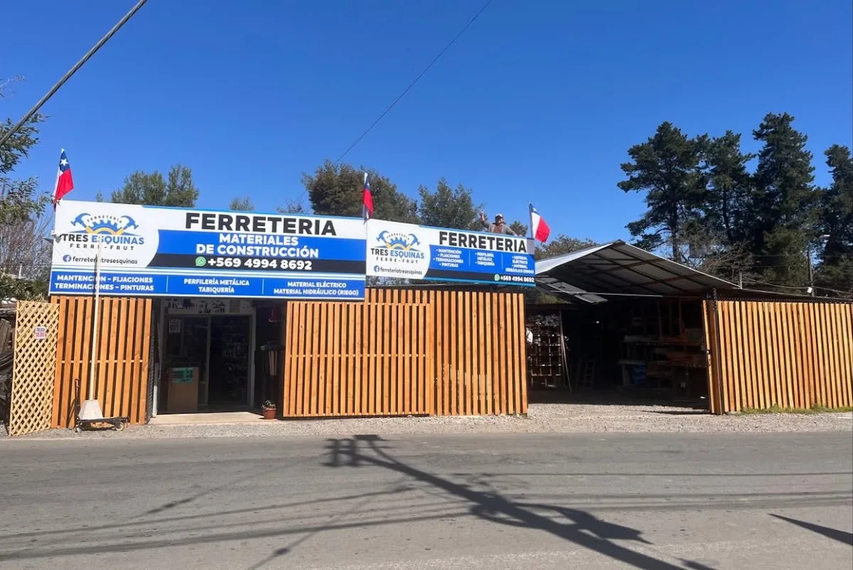 Fachada de Ferretería Tres Esquinas con sus letreros azules y banderas chilenas