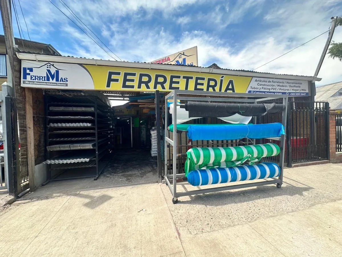Fachada de FerriMas en Catorce Oriente: letrero amarillo FERRETERÍA y rollos de malla en la vereda