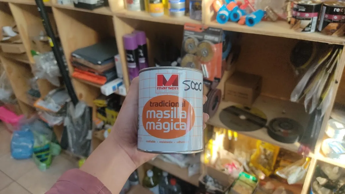 Tarro de masilla mágica con el precio escrito a mano, entre las repisas de FerriMas