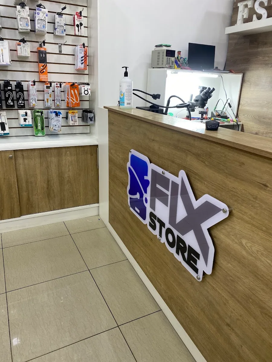 Mesón de atención de Fix Store con vitrina de accesorios