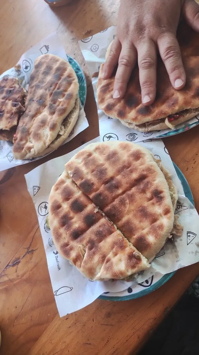 Sandwiches de pan amasado servidos en platos sobre la mesa