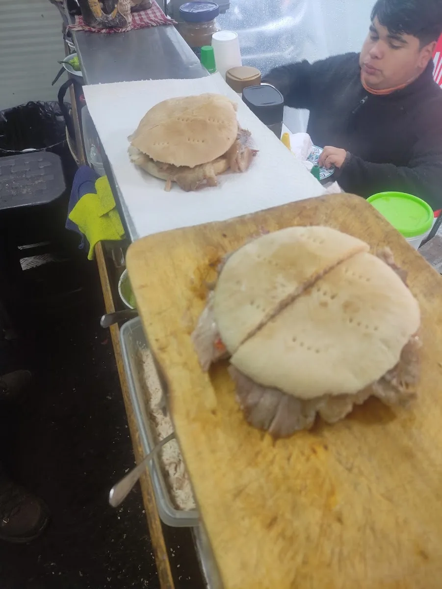 Sandwiches de pan amasado preparándose dentro del food truck