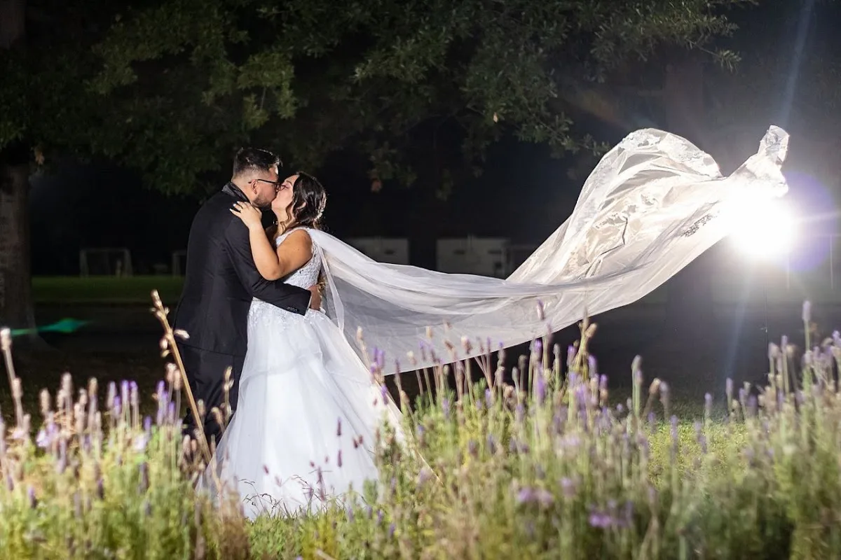 Novios fotografiados por Francisco Kandalaft entre lavanda, con el velo al viento
