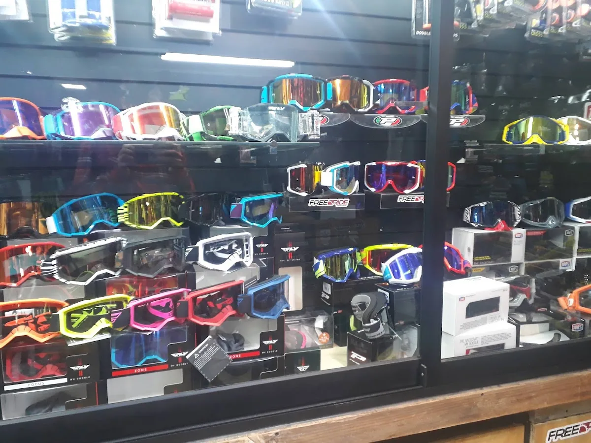 Vitrina de antiparras de motocross en Freeride Sport Talca