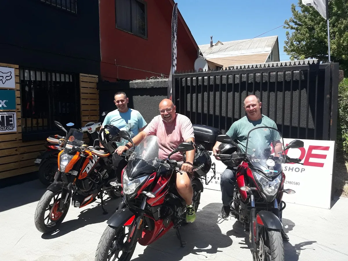 Clientes de Freeride Sport Talca junto a sus motos KTM frente al local
