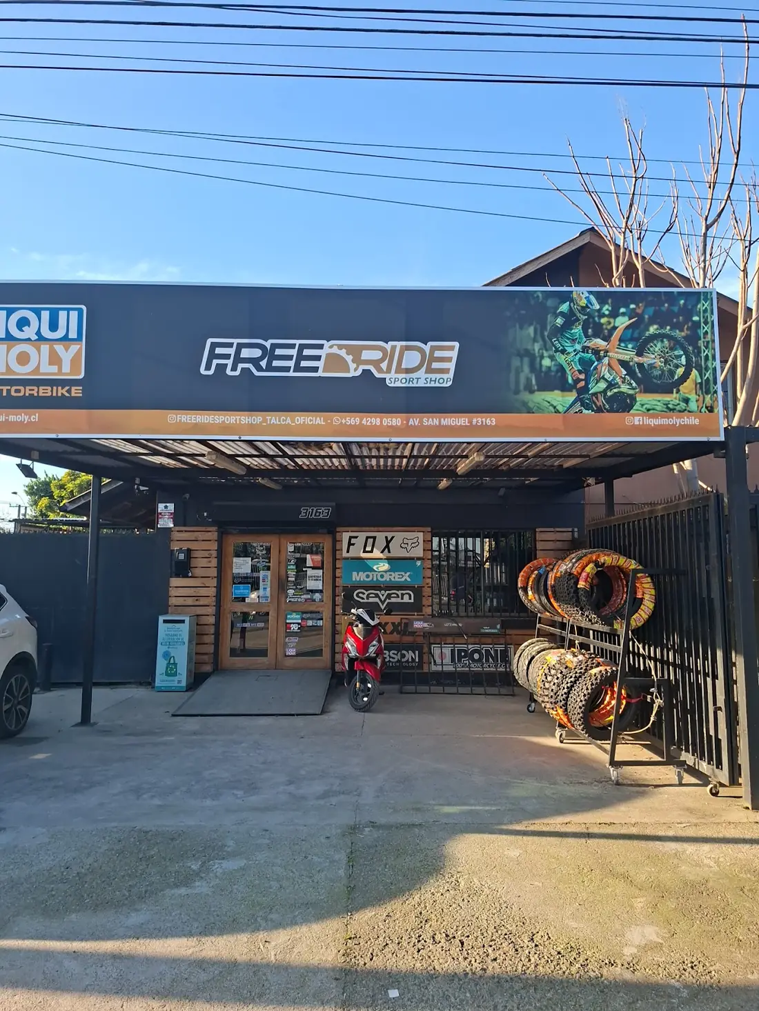 Fachada de Freeride Sport Talca con su letrero y neumáticos colgados en la entrada