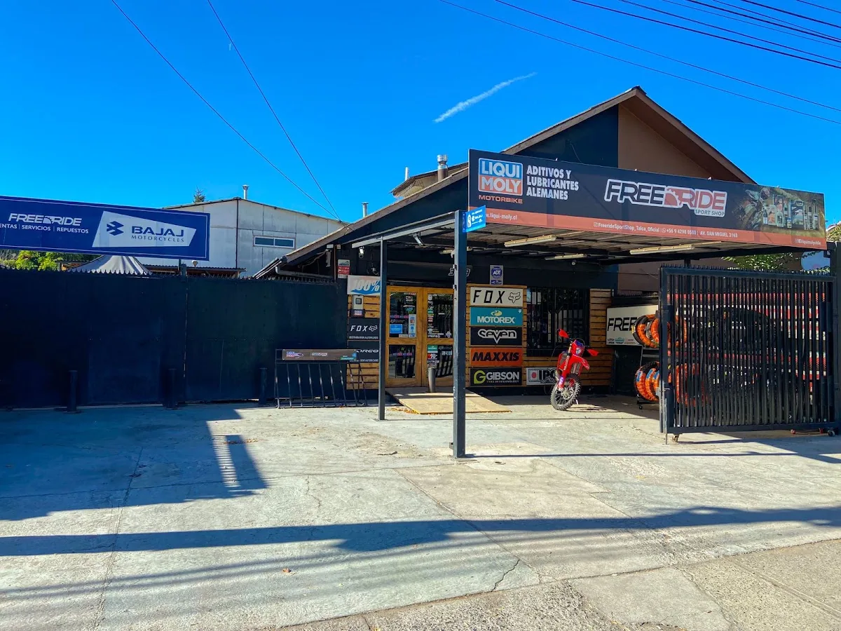 Fachada de Freeride Sport Talca en Av. San Miguel 3163, con su letrero negro y amarillo