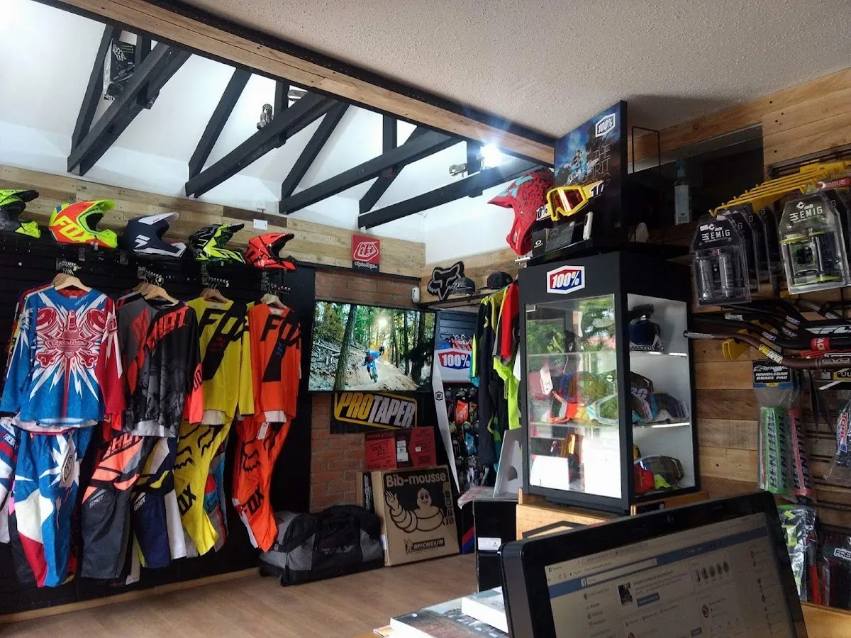 Jerseys y ropa Fox colgados en el interior de la tienda