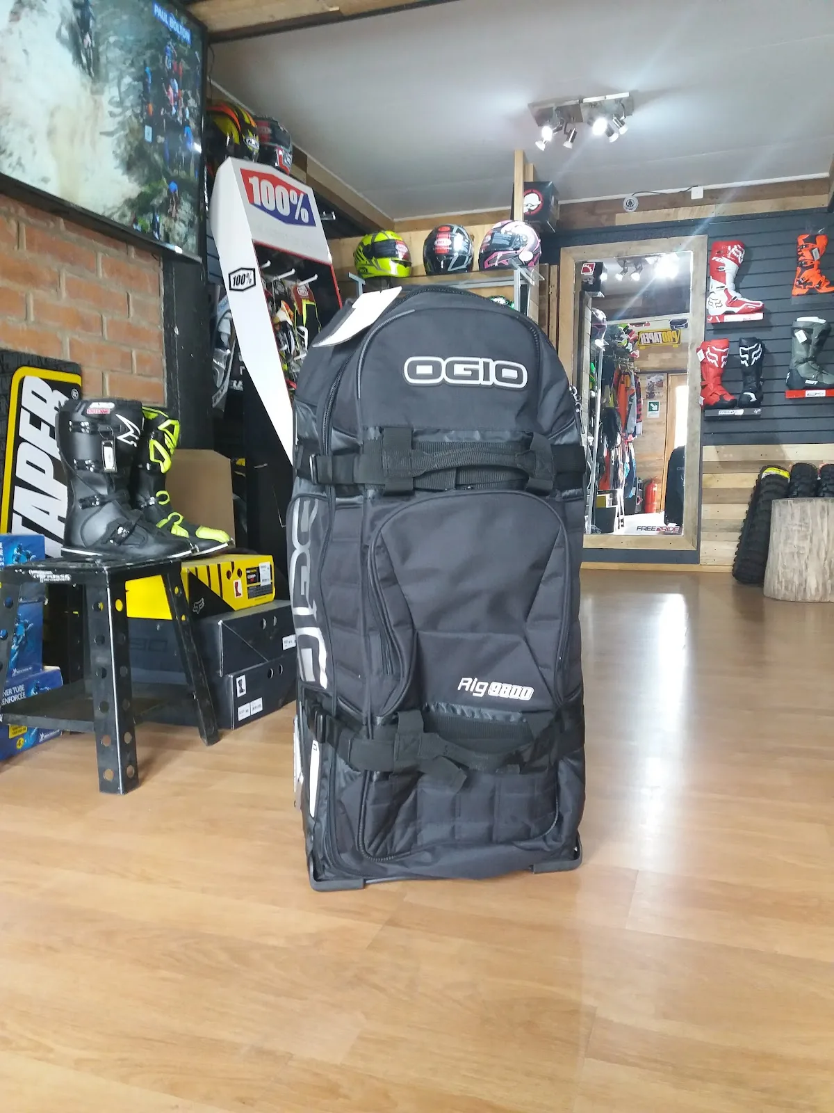 Mochila OGIO exhibida en el interior de Freeride Sport Talca
