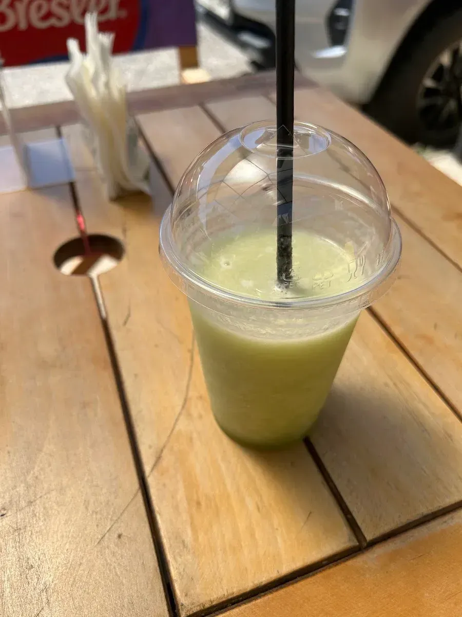Jugo natural de fruta servido en Frida