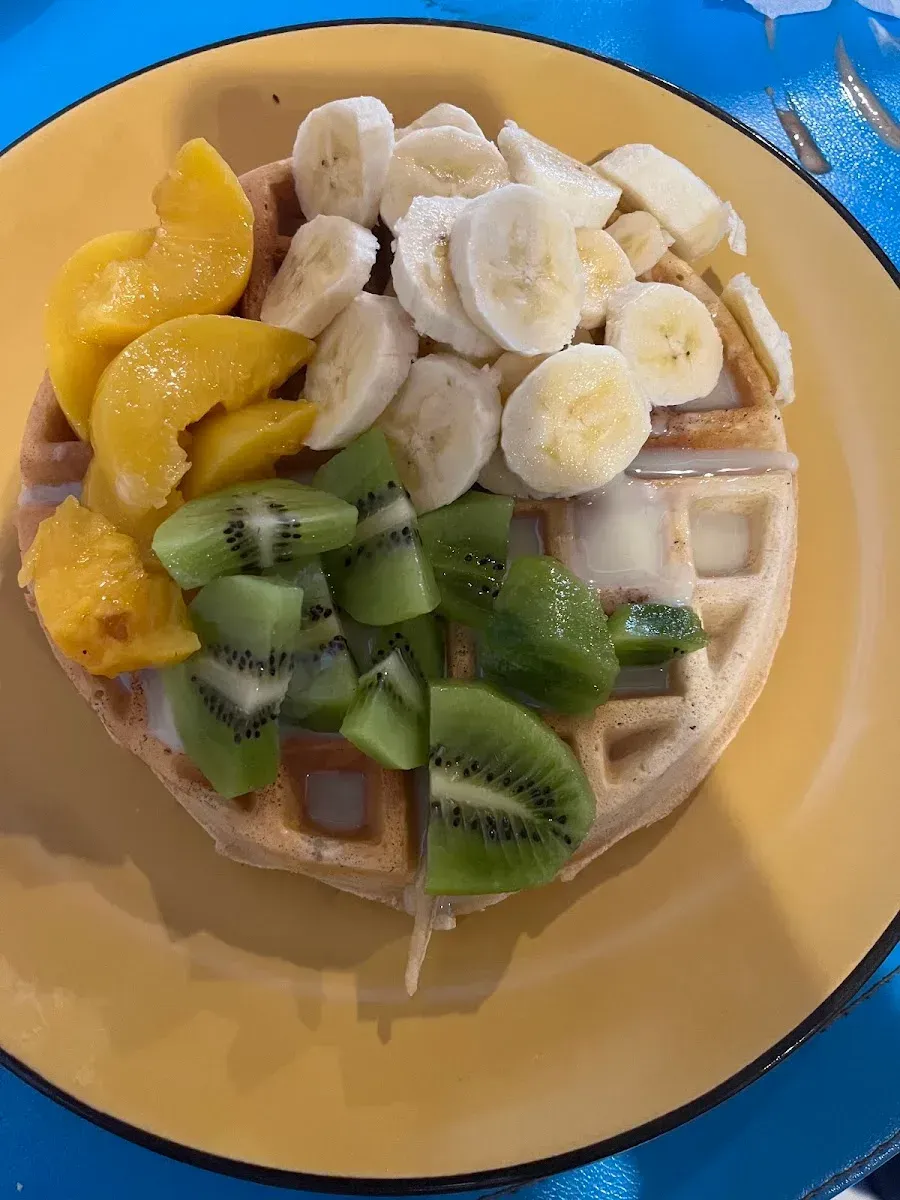 Waffle dulce con frutas frescas de Frida Café y Bistro