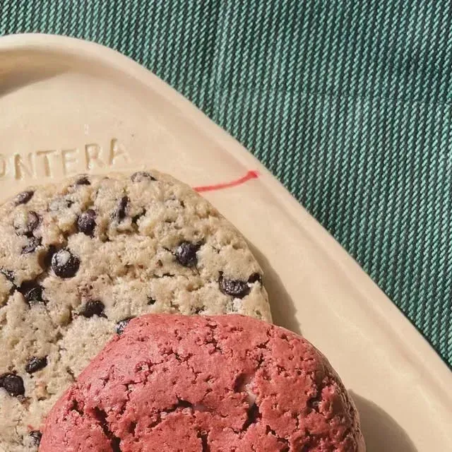 Galletas caseras servidas sobre el plato con el sello de Frontera