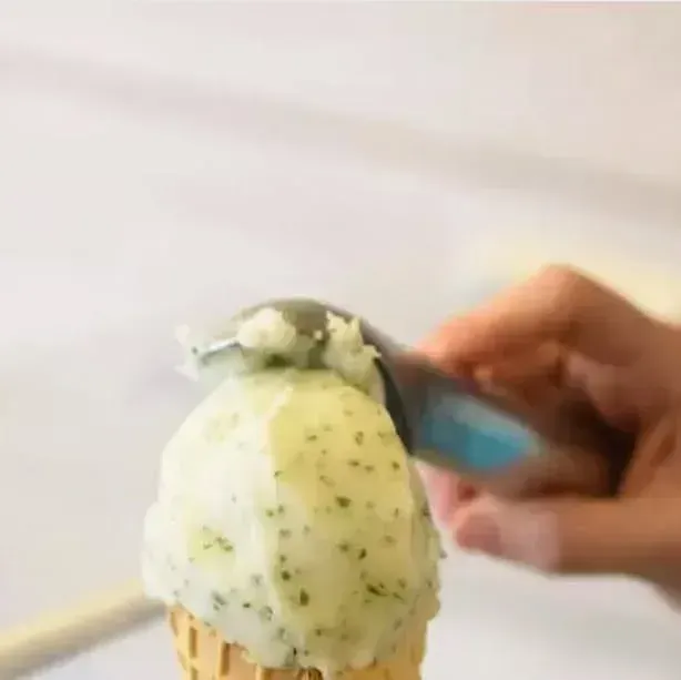 Helado artesanal de Frontera siendo servido en un cono