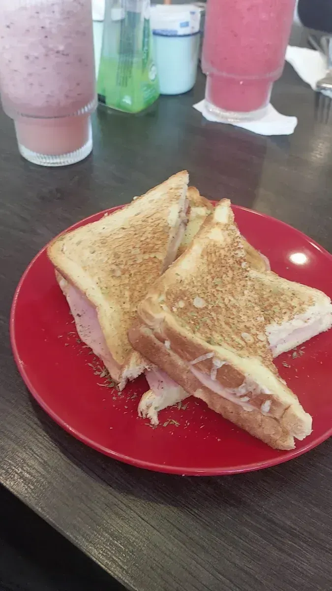 Sandwich de Frontera con papas fritas y smoothies frutales