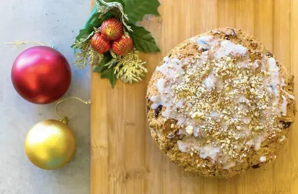 Torta artesanal de Frontera con frutos rojos, crema y frutos secos
