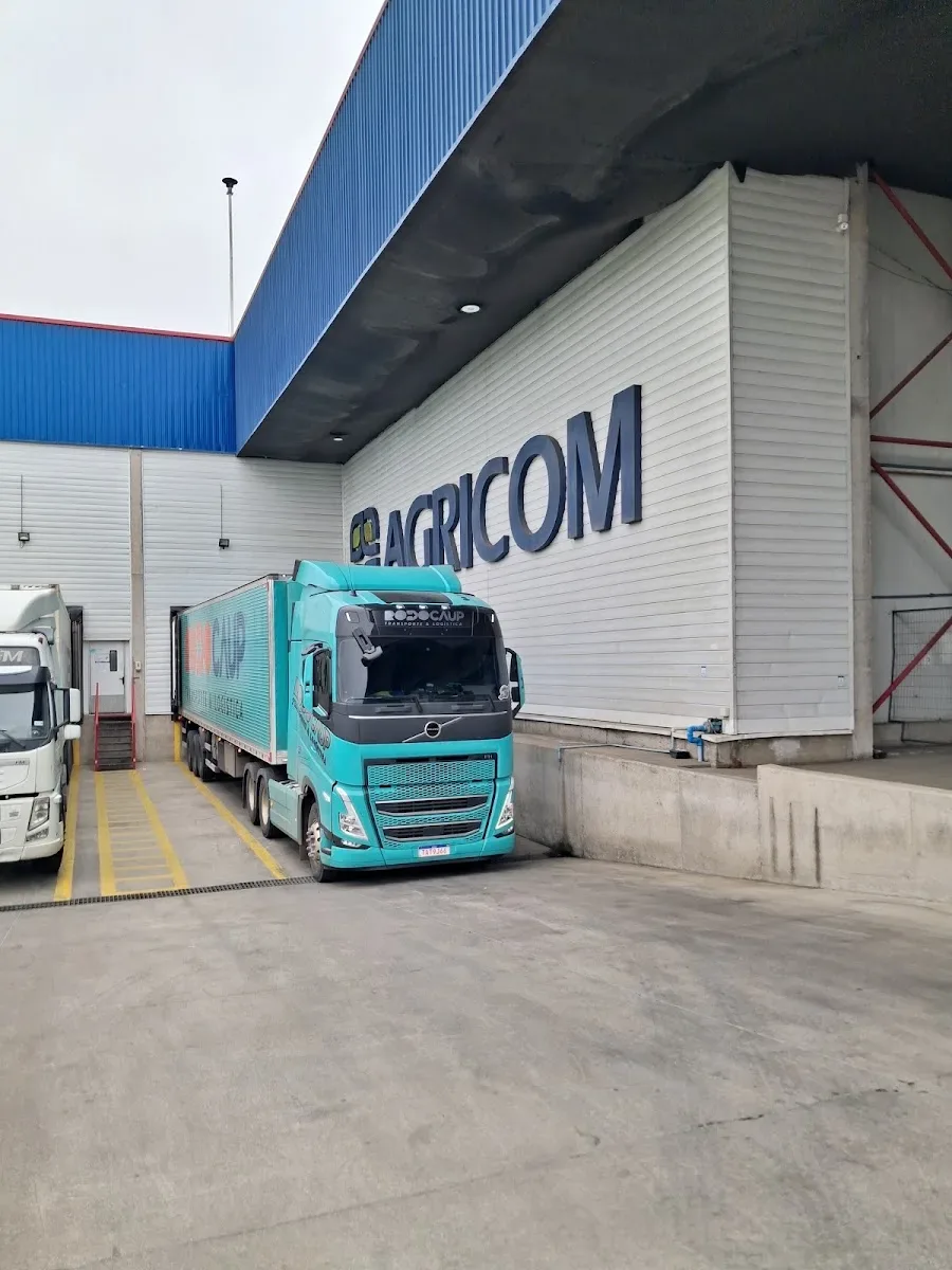 Camión de carga frente a la fachada AGRICOM de la planta del grupo