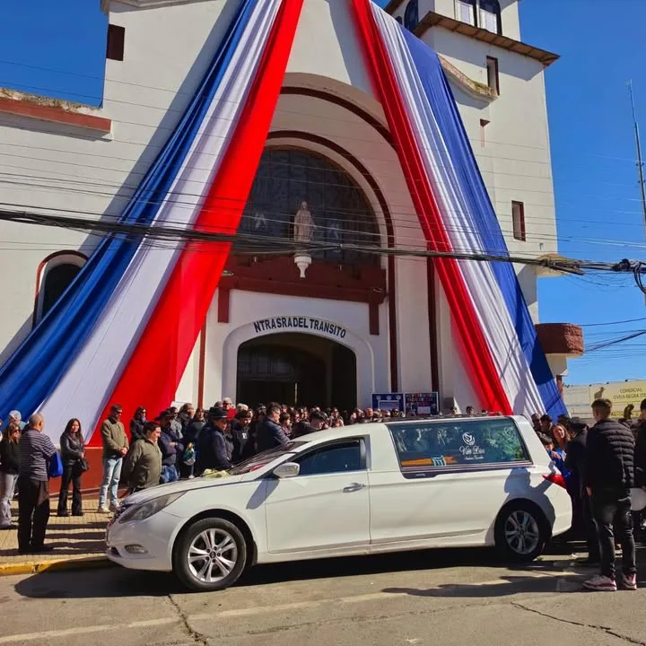 Iglesia con banderas chilenas durante una ceremonia fúnebre con honores