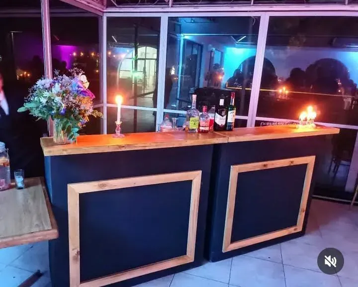 Barra de tragos iluminada en la noche de un evento de Gacitúa
