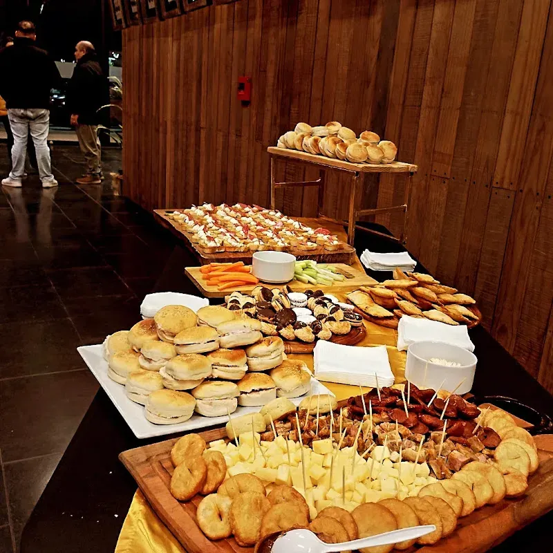 Buffet de empanadas y bandejas saladas servidas en un evento de Gacitúa