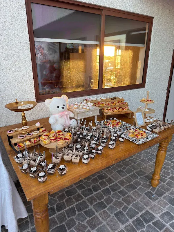 Mesa dulce con postres y decoración de Gacitúa