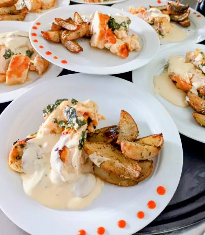 Plato de fondo servido en un evento de Gacitúa Producciones