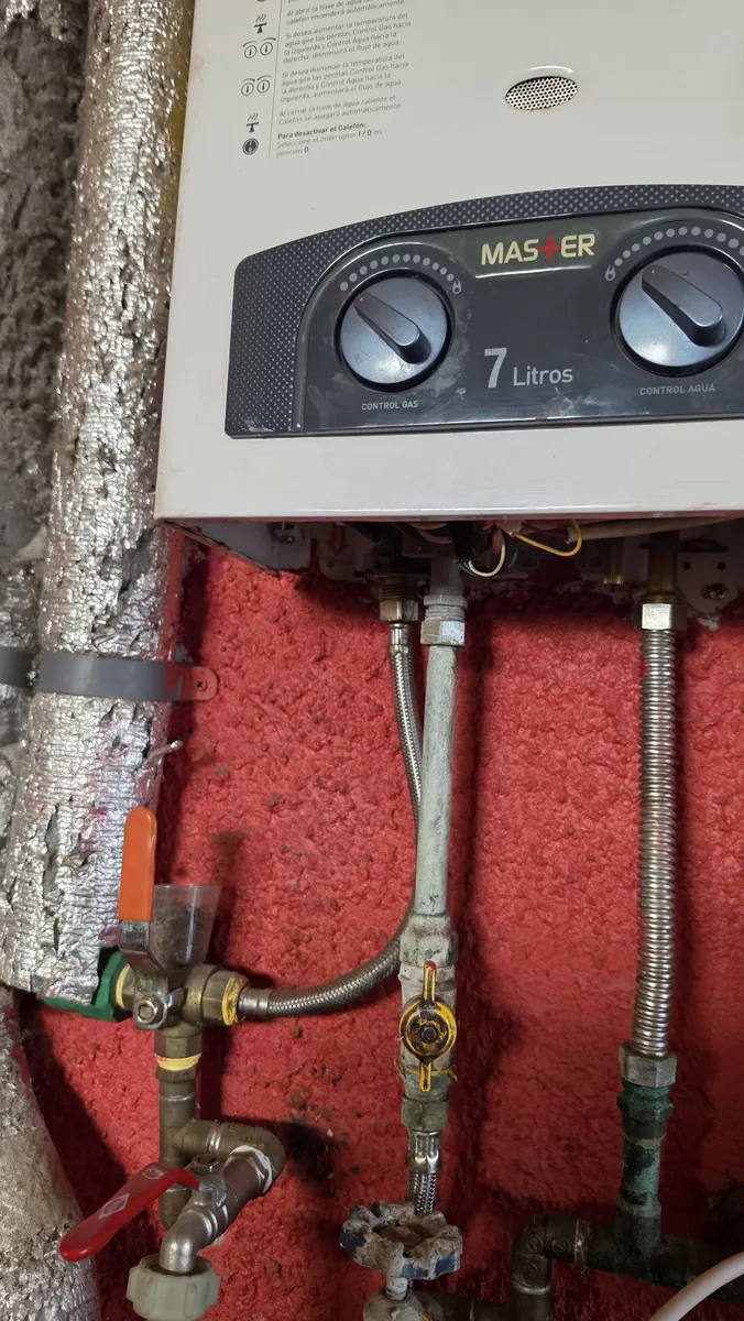Calefón MASTER 7 litros recién instalado por Gasfitería Bastías