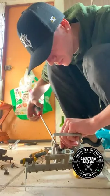 Destape de llave angular de lavaplatos en trabajo de gasfitería