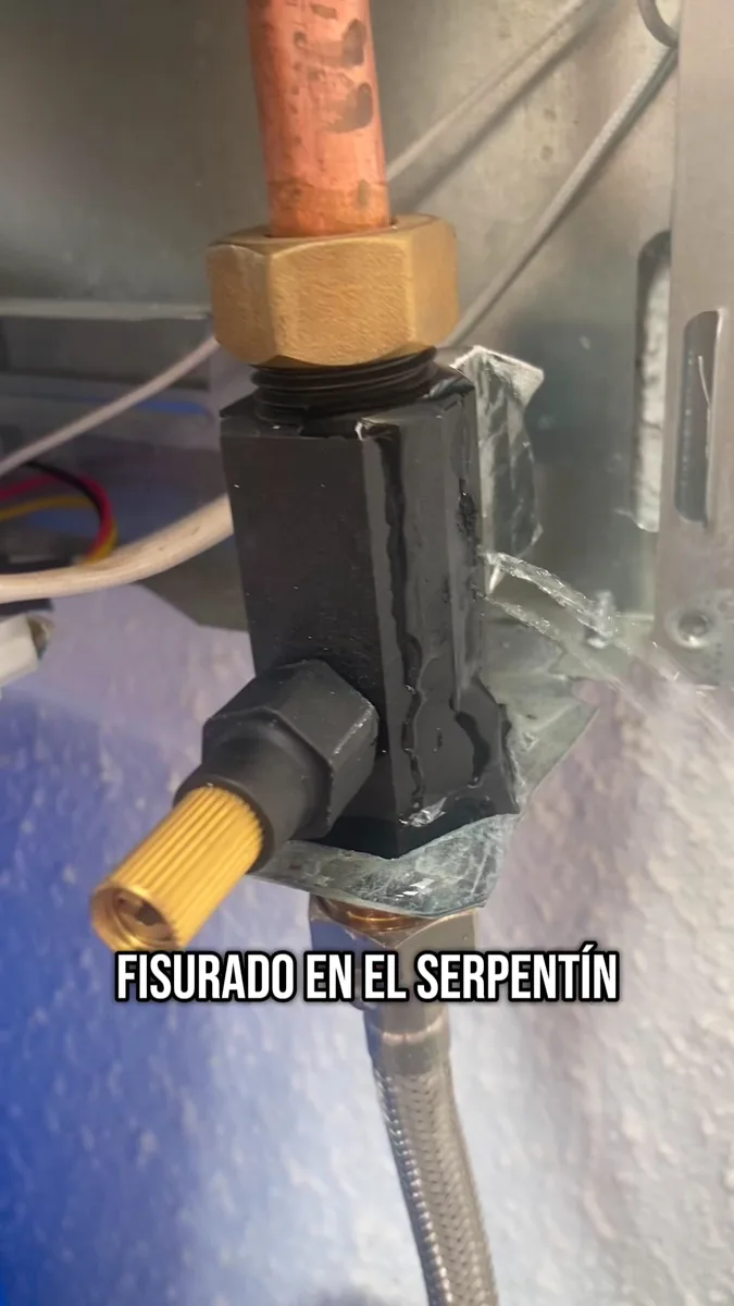 Conexión de cobre con fisura en el serpentín detectada en visita técnica