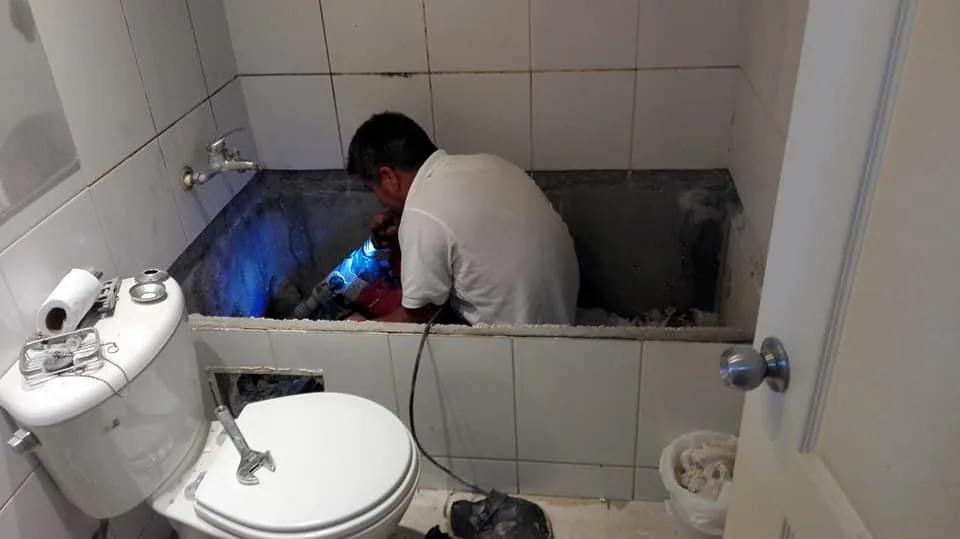 Reparación de bañera con perforación de muro