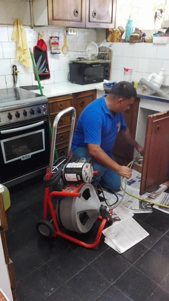 Destape de alcantarillado con máquina en cocina