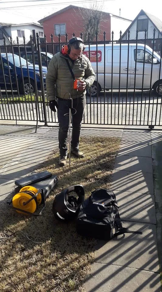 Detección de filtración de agua en vereda de Talca