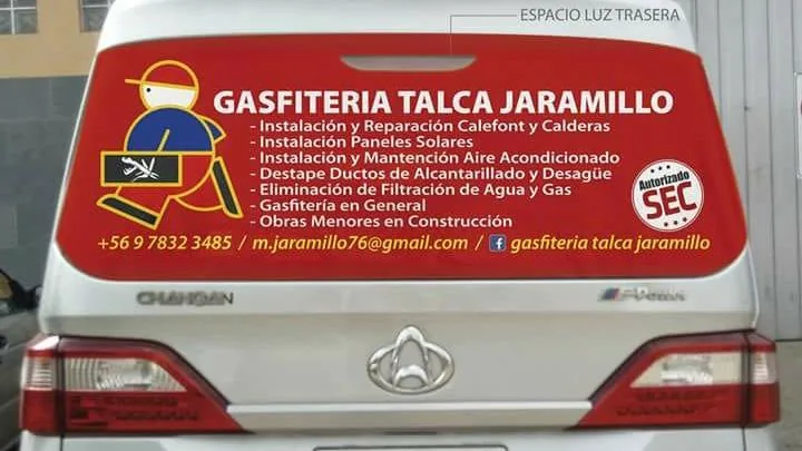 Camioneta roja de Gasfitería Talca Jaramillo con el listado de servicios y el sello autorizado SEC