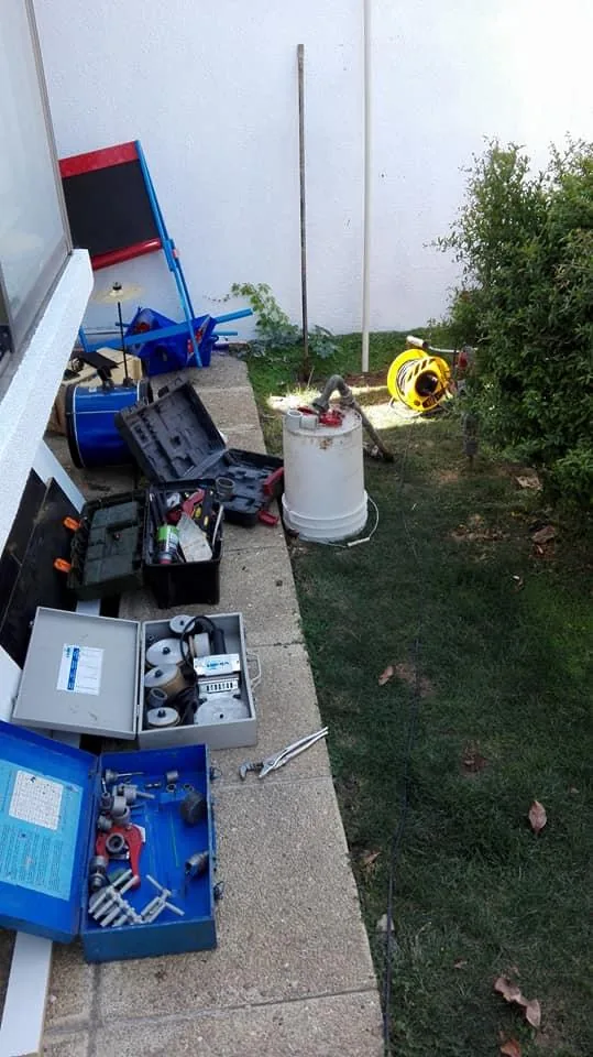 Cajas de herramientas y máquina destapadora en terreno