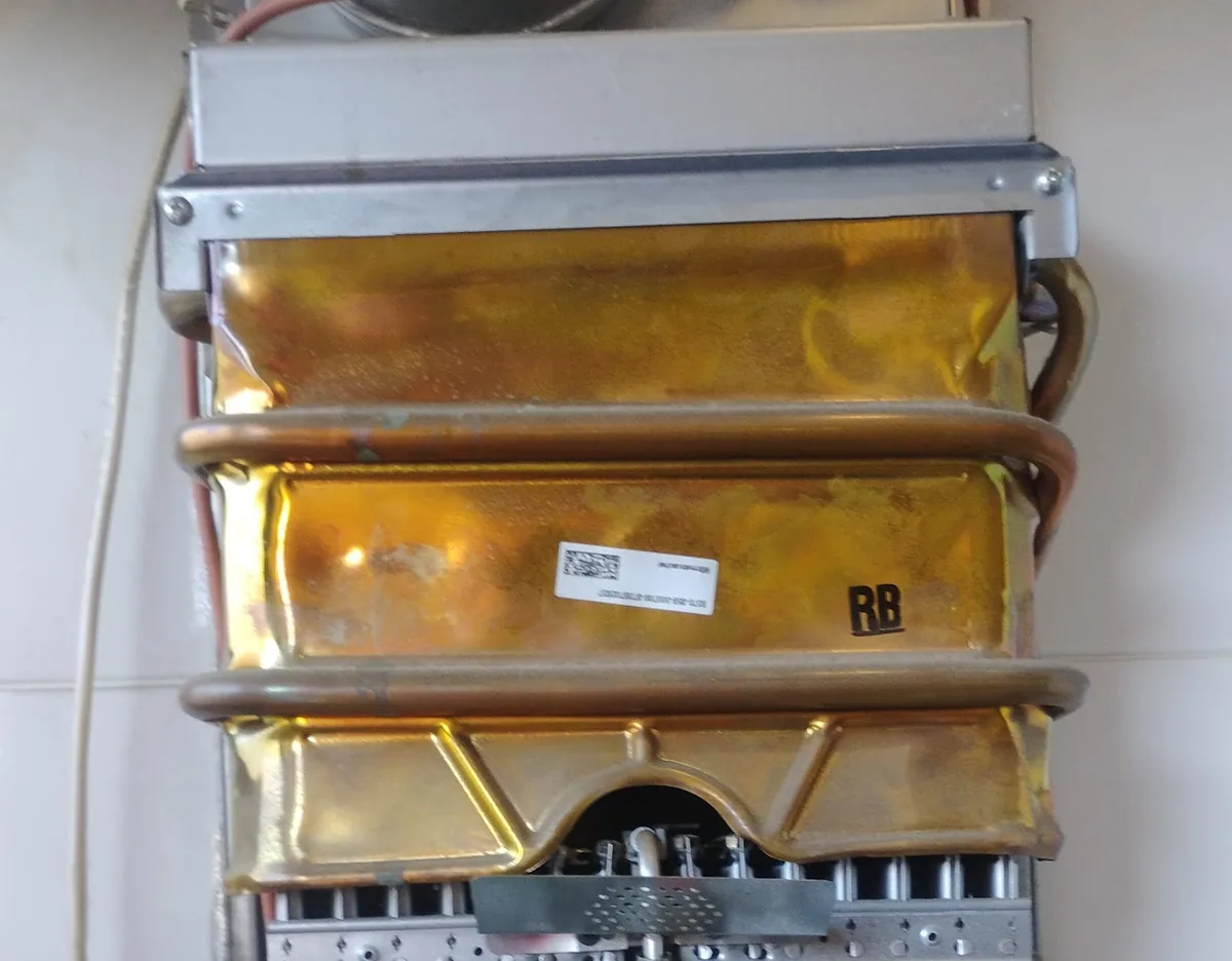 Detalle de conexiones de un calefón instalado por Gasfiter Sec