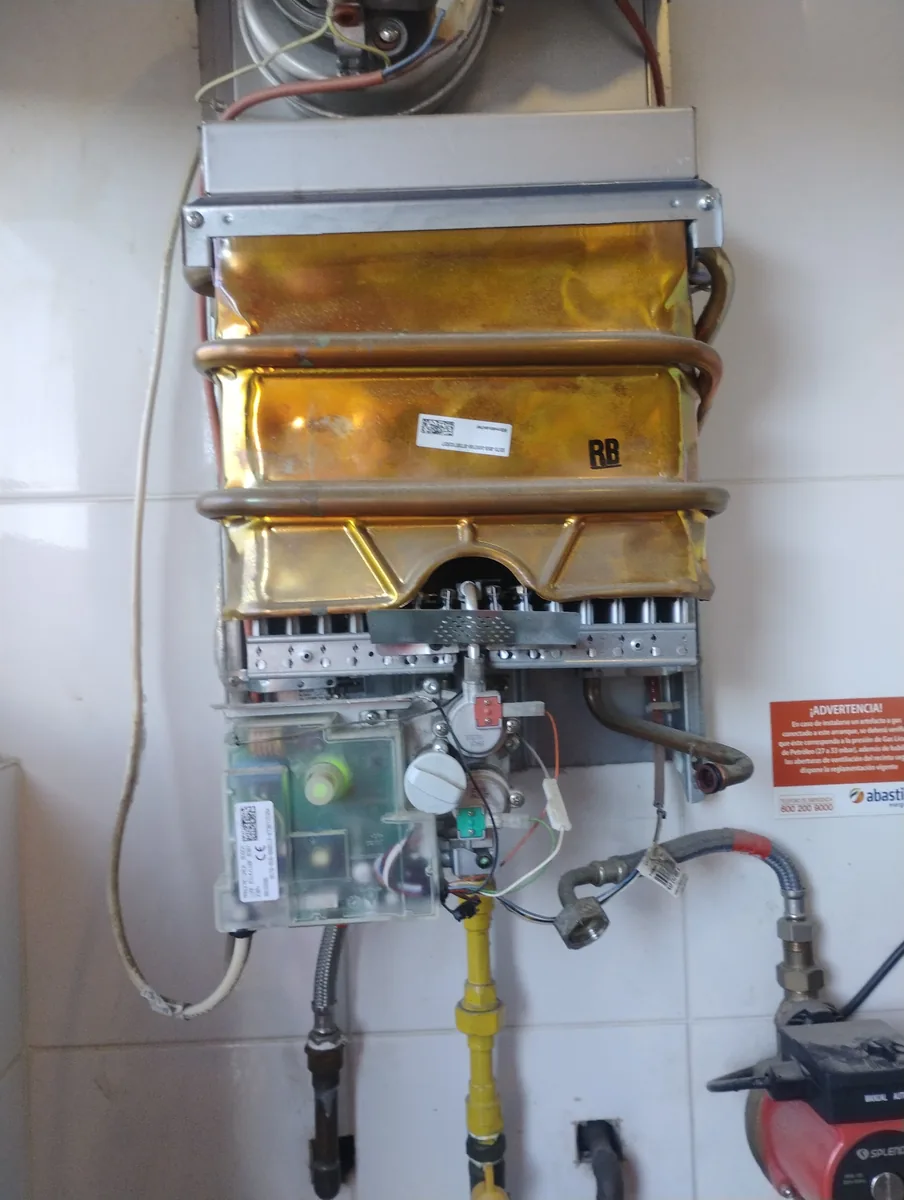 Calefón instalado por Gasfiter Sec en una vivienda de Talca