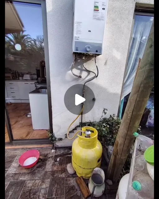 Calefont instalado en muro exterior de una casa en Talca, junto al balón de gas