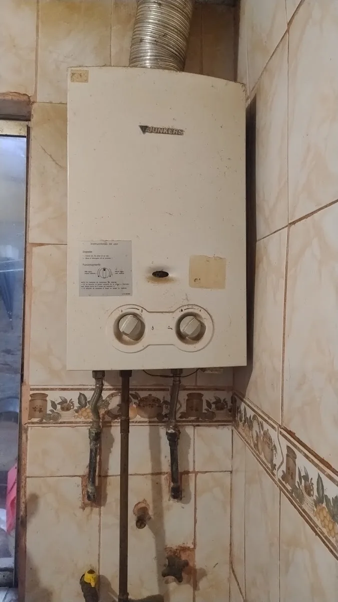 Calefont Junkers instalado en la pared de un baño