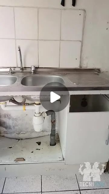 Mueble de cocina recién intervenido bajo un lavaplatos