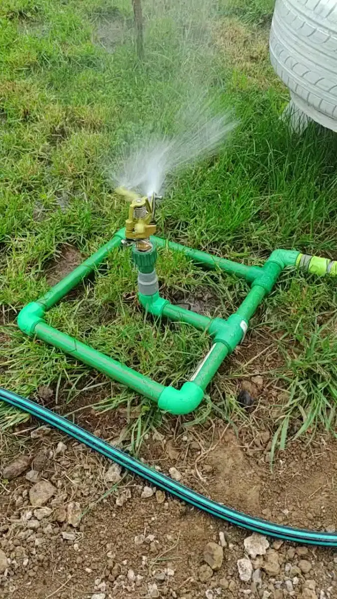 Aspersor de riego funcionando en un jardín