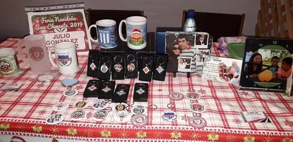 Mesa de trabajo de Impresos San Clemente con productos personalizados