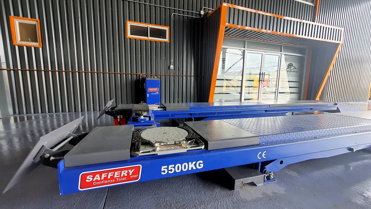 Elevador Safely de 5.500 kg en el taller